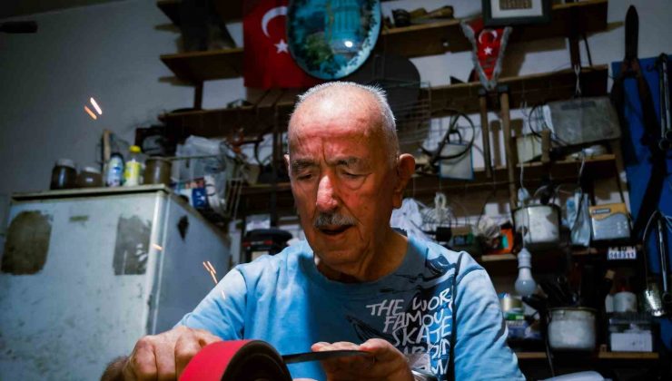 83 yaşındaki bileyci, 50 yıllık zanaat tutkusuyla gençlere taş çıkartıyor