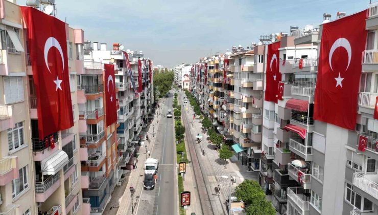 Antalya Caddeleri̇ Kırmızı Beyaza Büründü