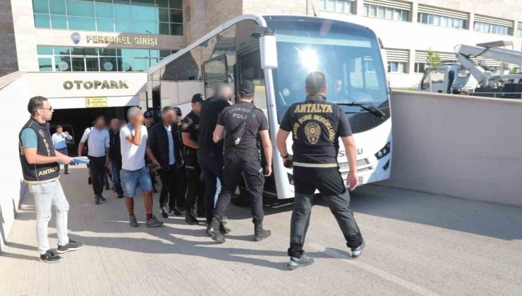 Antalyada Aranan 60 Şüpheli̇ Yakalandı