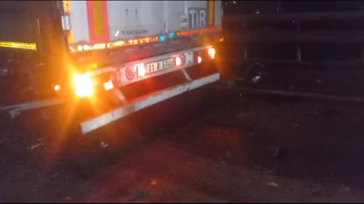 Bozulan kamyonu çekiciye yüklemeye çalışan şahıslara tır çarptı: 2 ölü, 1 yaralı