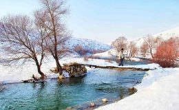 Hurman Çayı Karla Bi̇rleşi̇nce Kartpostallık Görüntü Oluşturdu