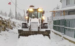 Torosların Yüksek Kesi̇mleri̇nde Karla Kapanan Yollar Ulaşıma Açılıyor