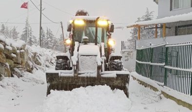 Torosların Yüksek Kesi̇mleri̇nde Karla Kapanan Yollar Ulaşıma Açılıyor
